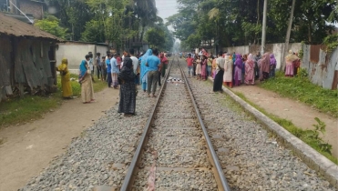 মরদেহের ওপর দিয়ে গেল আরেক ট্রেন